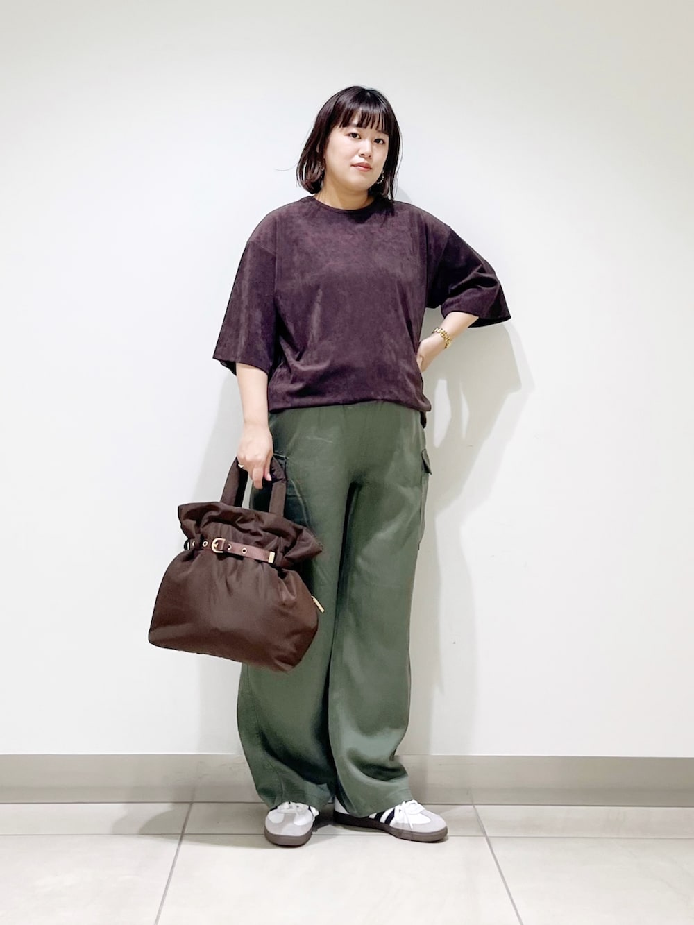 「秋服準備はじめました、スニーカー、お出かけコーデ、秋コーデ、小物で作る初秋コーデ、新作スニーカーコーデ、最旬ブラウンコーデ、初秋のパンツスタイル、ママコーデ、低身長コーデ、サトみ。コーデ、カーゴパンツ、スウェード、ラクチンコーデ、ブラウン」|「URBAN RESEARCHのスエードライクルーズカットソー(Tシャツ/カットソー、ブラウン系)」を使った、サトみ。さん(骨格ストレート・レディース・151cm)の秋コーディネートの5枚目の写真