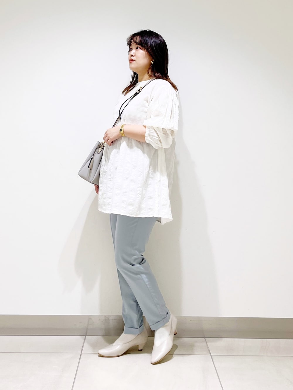 ホワイト系のシャツ/ブラウス、ブルー系のその他パンツ、ベージュ系のパンプスを着用したレディースの春コーディネートの5枚目の写真