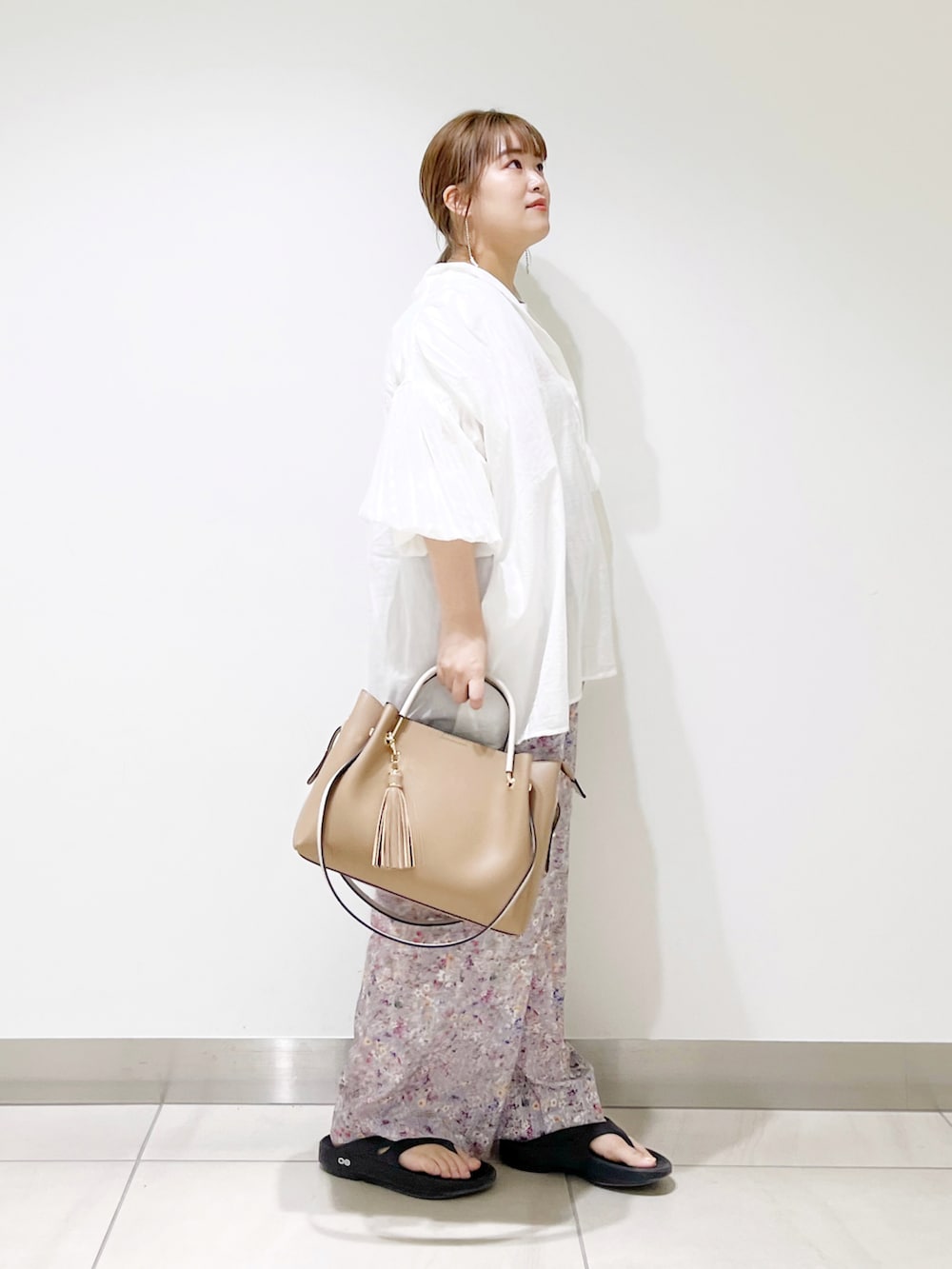 ホワイト系のシャツ/ブラウス、イエロー系のトートバッグ、レッド系のTシャツ/カットソーを着用したレディースの春コーディネートの5枚目の写真