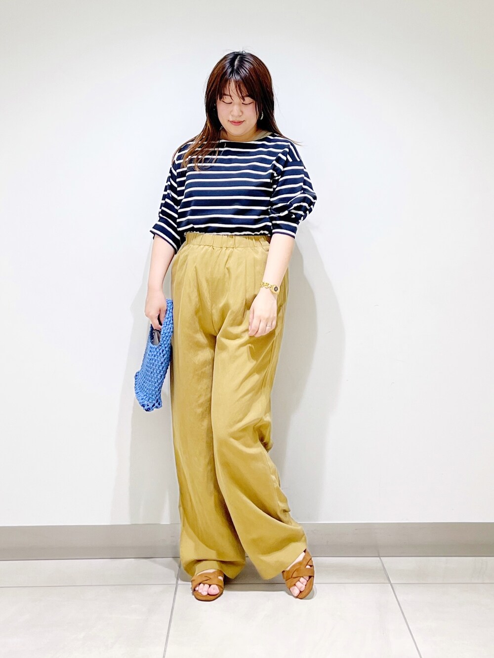 ホワイト系のTシャツ/カットソー、イエロー系のその他パンツ、ブルー系のハンドバッグを着用したレディースの夏コーディネートの3枚目の写真