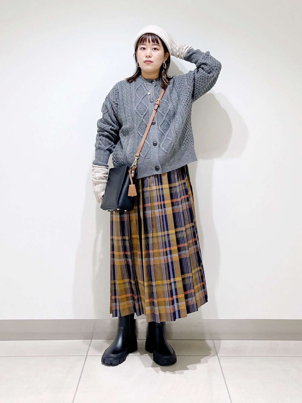 グレー系のカーディガン/ボレロ、ブルー系のスカート、ブラック系のショルダーバッグを着用したレディースの冬コーディネートの10枚目の写真
