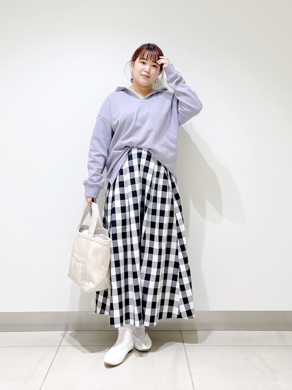 パープル系のパーカー、その他のスカート、ホワイト系のパンプスを着用したレディースの冬コーディネートの3枚目の写真