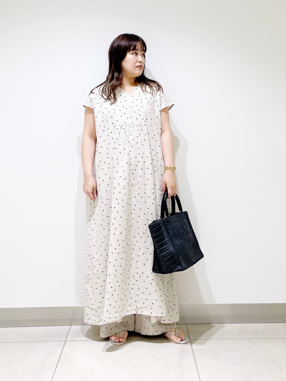 ベージュ系のワンピース、ベージュ系のその他パンツ、ブラック系のトートバッグを着用したレディースの夏コーディネートの7枚目の写真