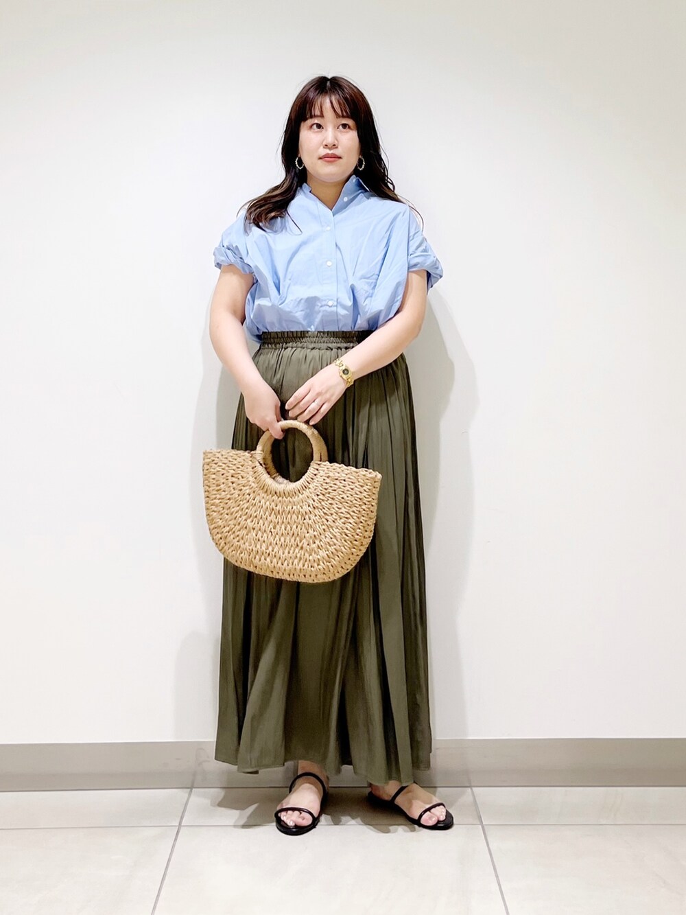 ブルー系のシャツ/ブラウス、グリーン系のその他パンツ、ベージュ系のかごバッグを着用したレディースの夏コーディネートの5枚目の写真