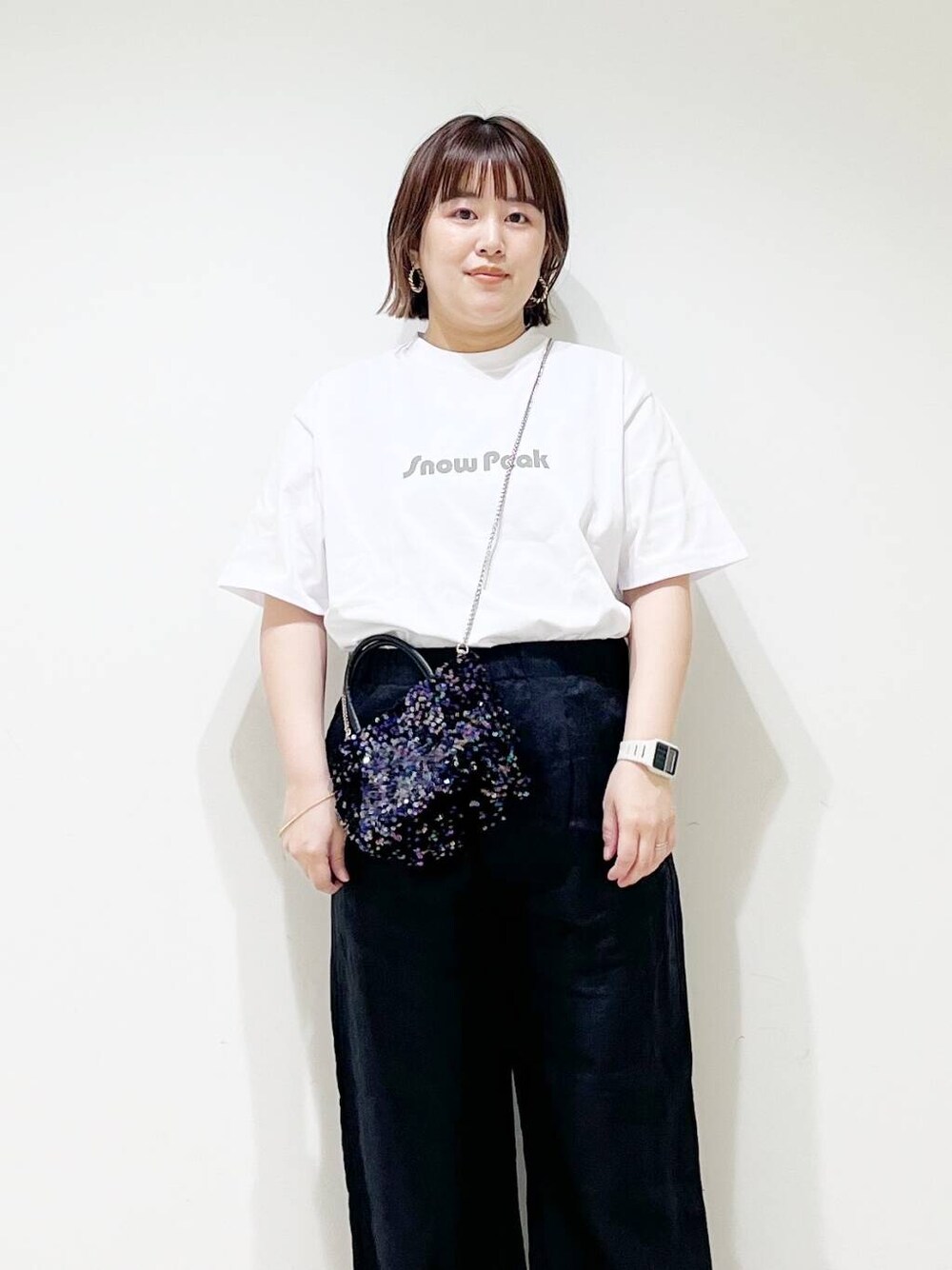 ブラック系のショルダーバッグ、ブラック系のその他パンツ、イエロー系のサンダルを着用したレディースの春コーディネートの9枚目の写真