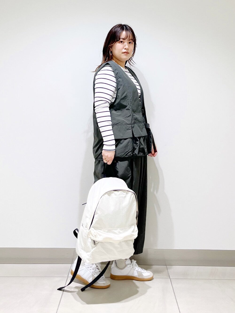 グリーン系のサロペット/オーバーオール、グリーン系のベスト、その他のTシャツ/カットソーを着用したレディースの春コーディネートの5枚目の写真