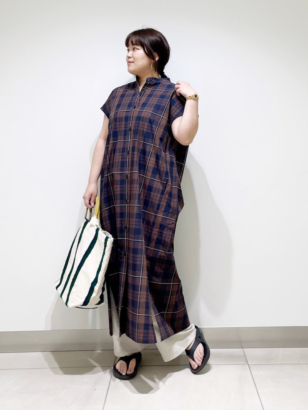 ブラウン系のワンピース、ベージュ系のその他パンツ、ブラック系のサンダルを着用したレディースの春コーディネートの2枚目の写真