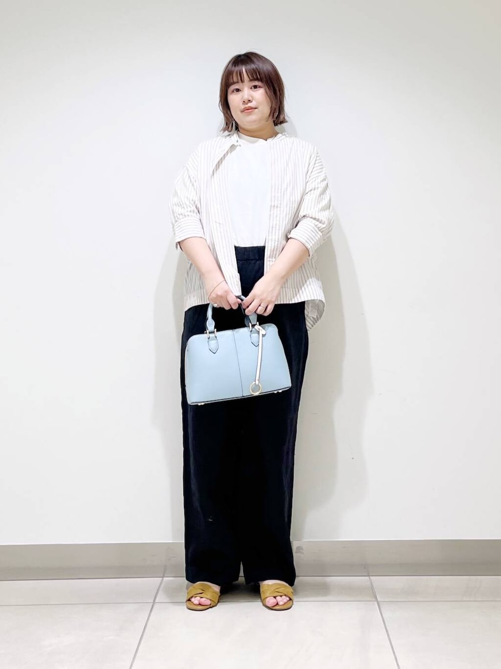 ブラック系のその他パンツ、ベージュ系のシャツ/ブラウス、イエロー系のサンダルを着用したレディースの春コーディネートの6枚目の写真