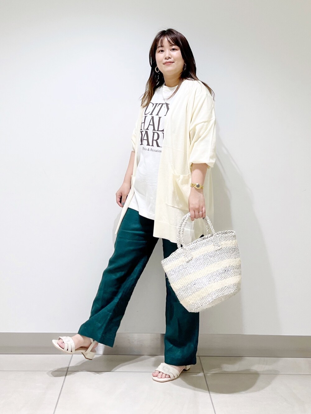 ホワイト系のTシャツ/カットソー、ホワイト系のカーディガン/ボレロ、グリーン系のその他パンツを着用したレディースの春コーディネートの3枚目の写真