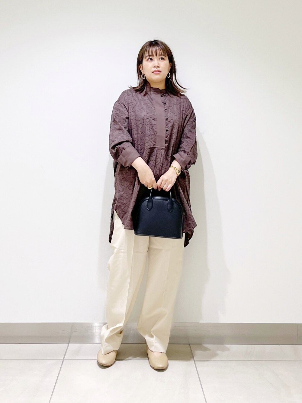 ブラウン系のシャツ/ブラウス、ブラック系のショルダーバッグ、ベージュ系のその他パンツを着用したレディースの秋コーディネートの5枚目の写真