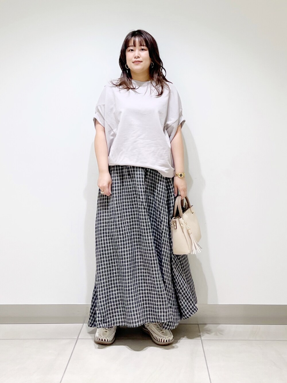 グレー系のTシャツ/カットソー、その他のスカート、ホワイト系のトートバッグを着用したレディースの春コーディネートの10枚目の写真