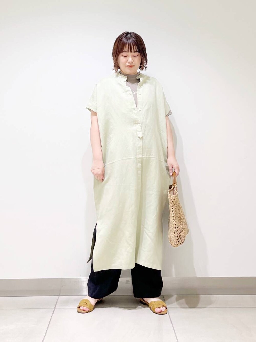 ブラック系のその他パンツ、グリーン系のワンピース、ベージュ系のトートバッグを着用したレディースの春コーディネートの8枚目の写真