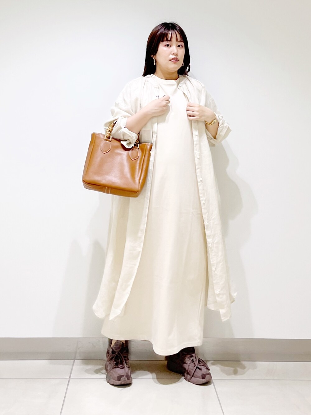 ベージュ系のワンピース、ベージュ系のワンピース、ブラウン系のトートバッグを着用したレディースの夏コーディネートの2枚目の写真