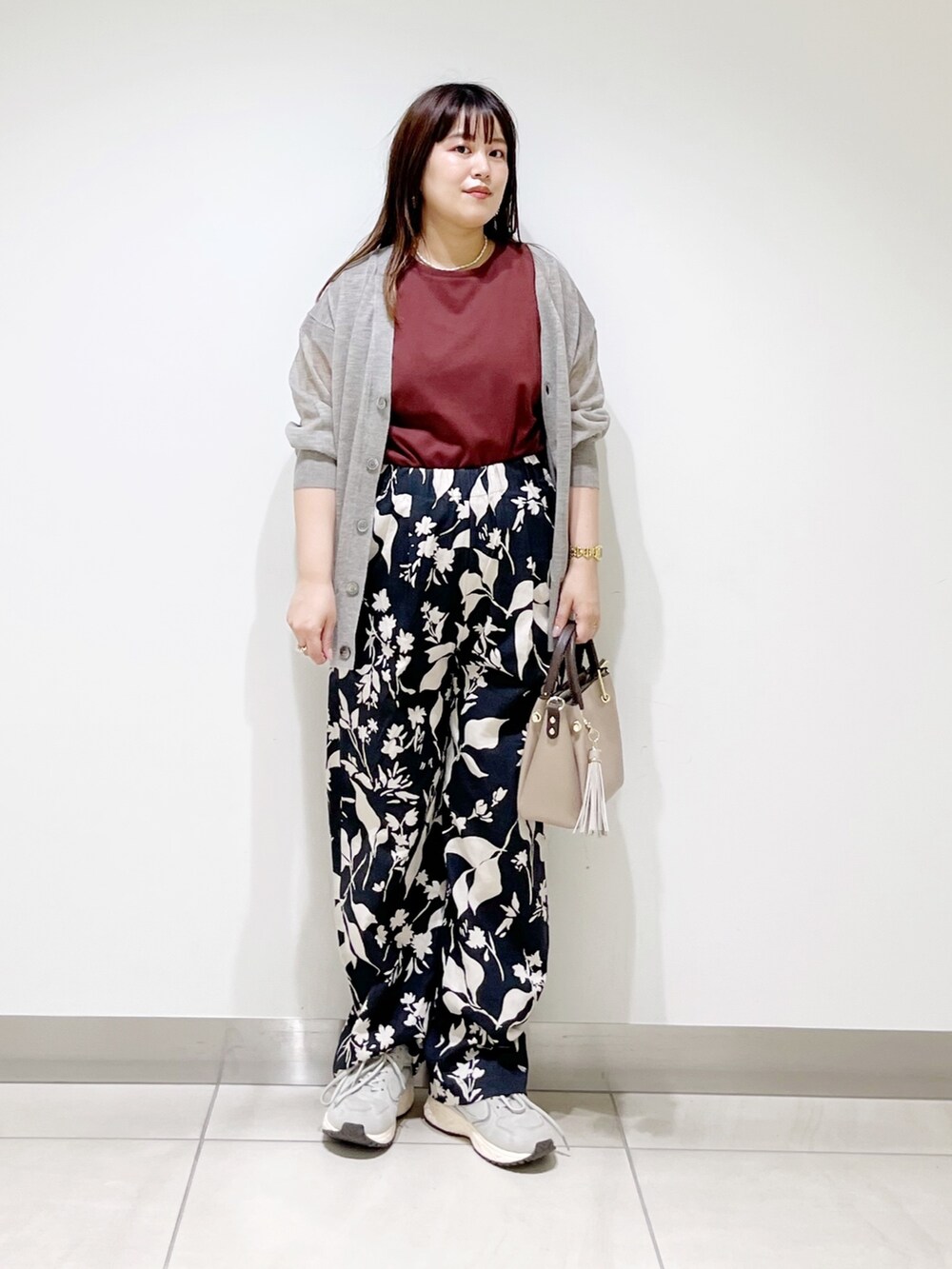 レッド系のTシャツ/カットソー、ブラック系のその他パンツ、ベージュ系のトートバッグを着用したレディースの夏コーディネートの4枚目の写真