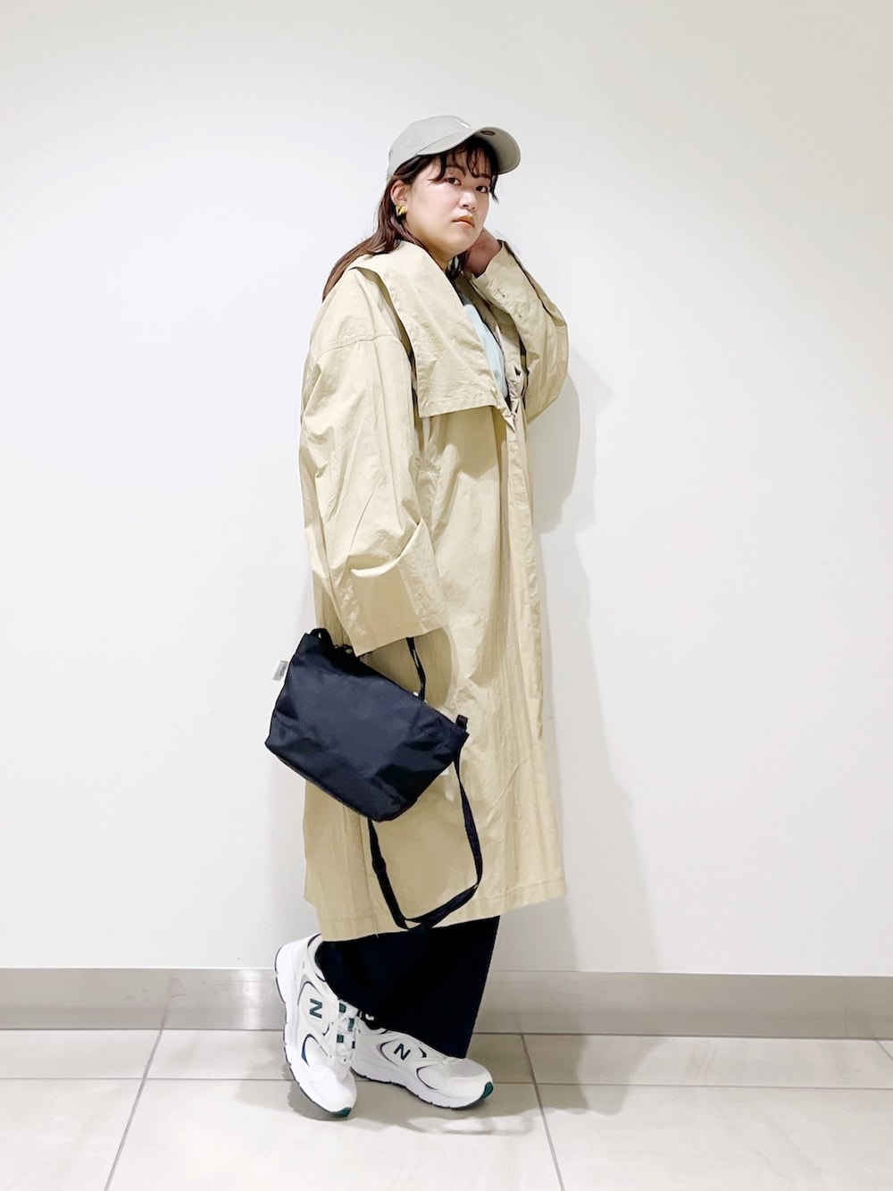 グリーン系のTシャツ/カットソー、ベージュ系のその他アウター、ブルー系のサロペット/オーバーオールを着用したレディースの春コーディネートの3枚目の写真