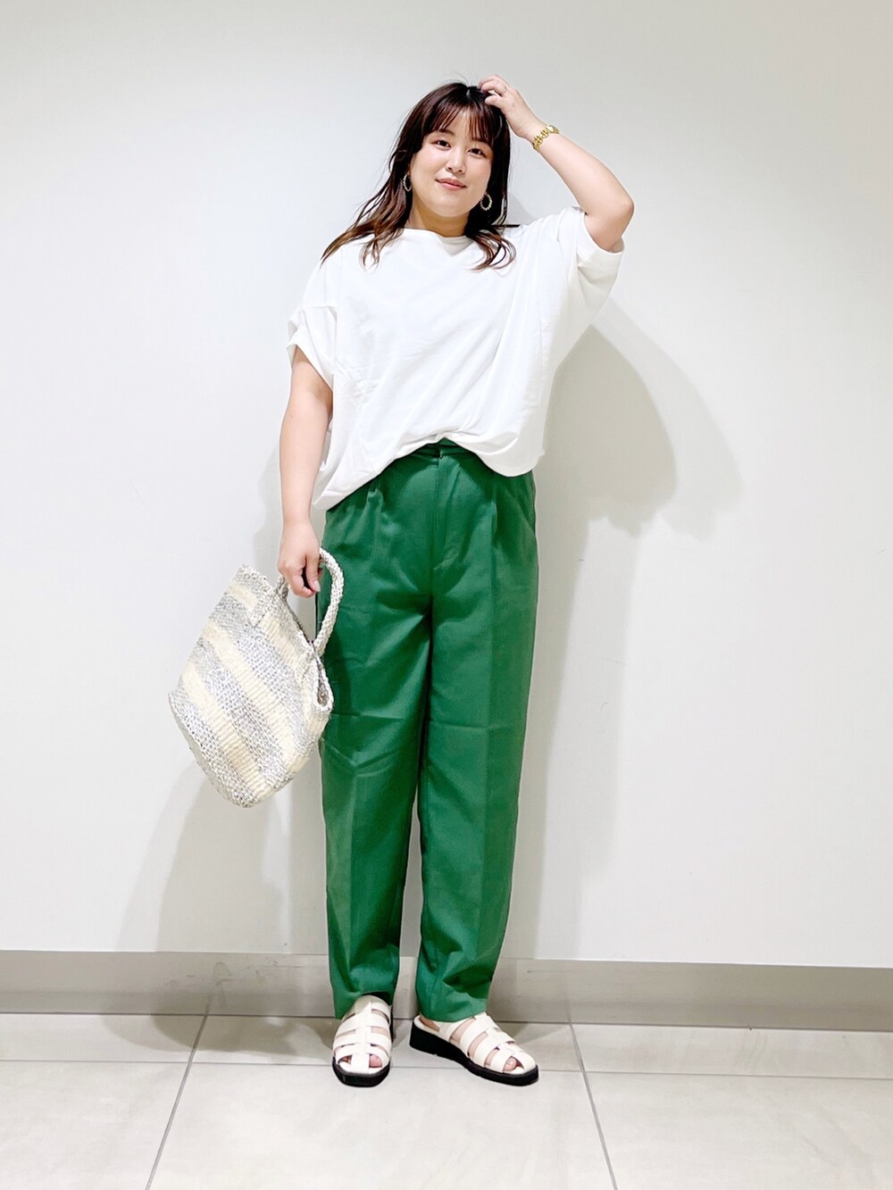 グリーン系のその他パンツ、ホワイト系のTシャツ/カットソー、ホワイト系のハンドバッグを着用したレディースの春コーディネートの6枚目の写真