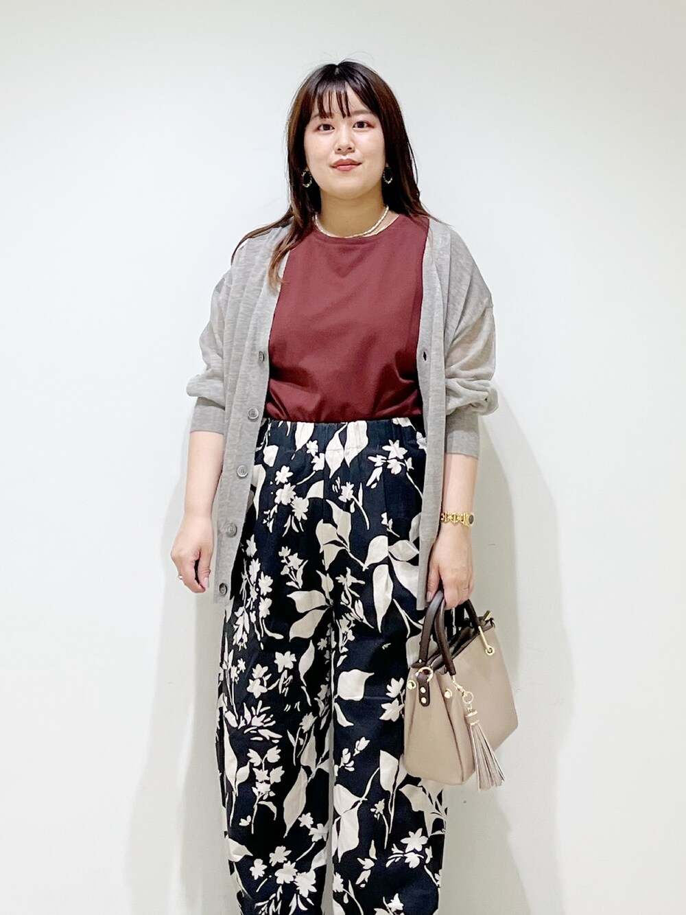 レッド系のTシャツ/カットソー、ブラック系のその他パンツ、ベージュ系のトートバッグを着用したレディースの夏コーディネートの3枚目の写真