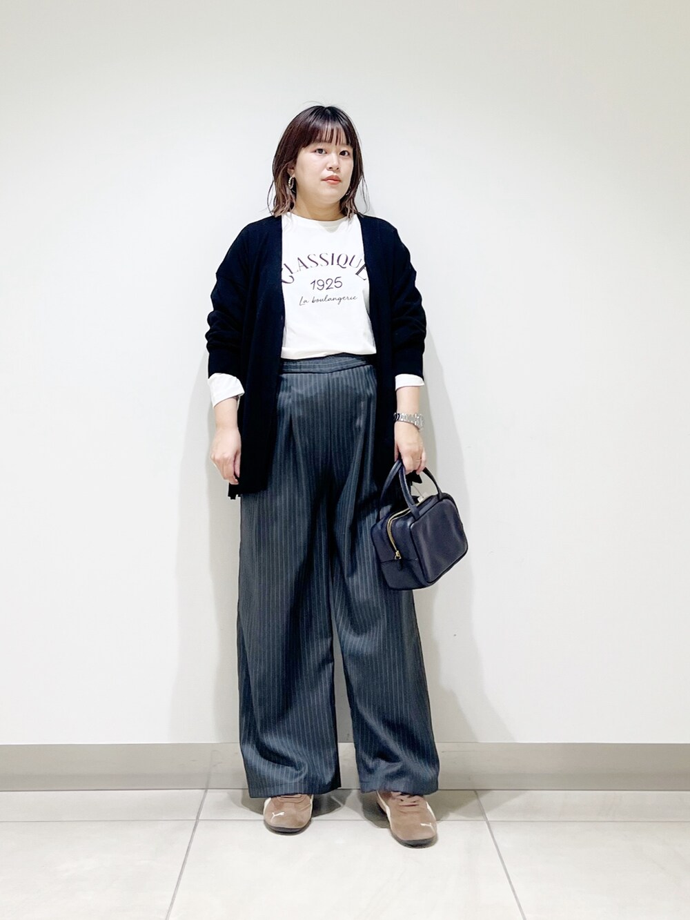 ブラック系のカーディガン/ボレロ、その他のその他パンツ、ホワイト系のTシャツ/カットソーを着用したレディースの秋コーディネートの3枚目の写真