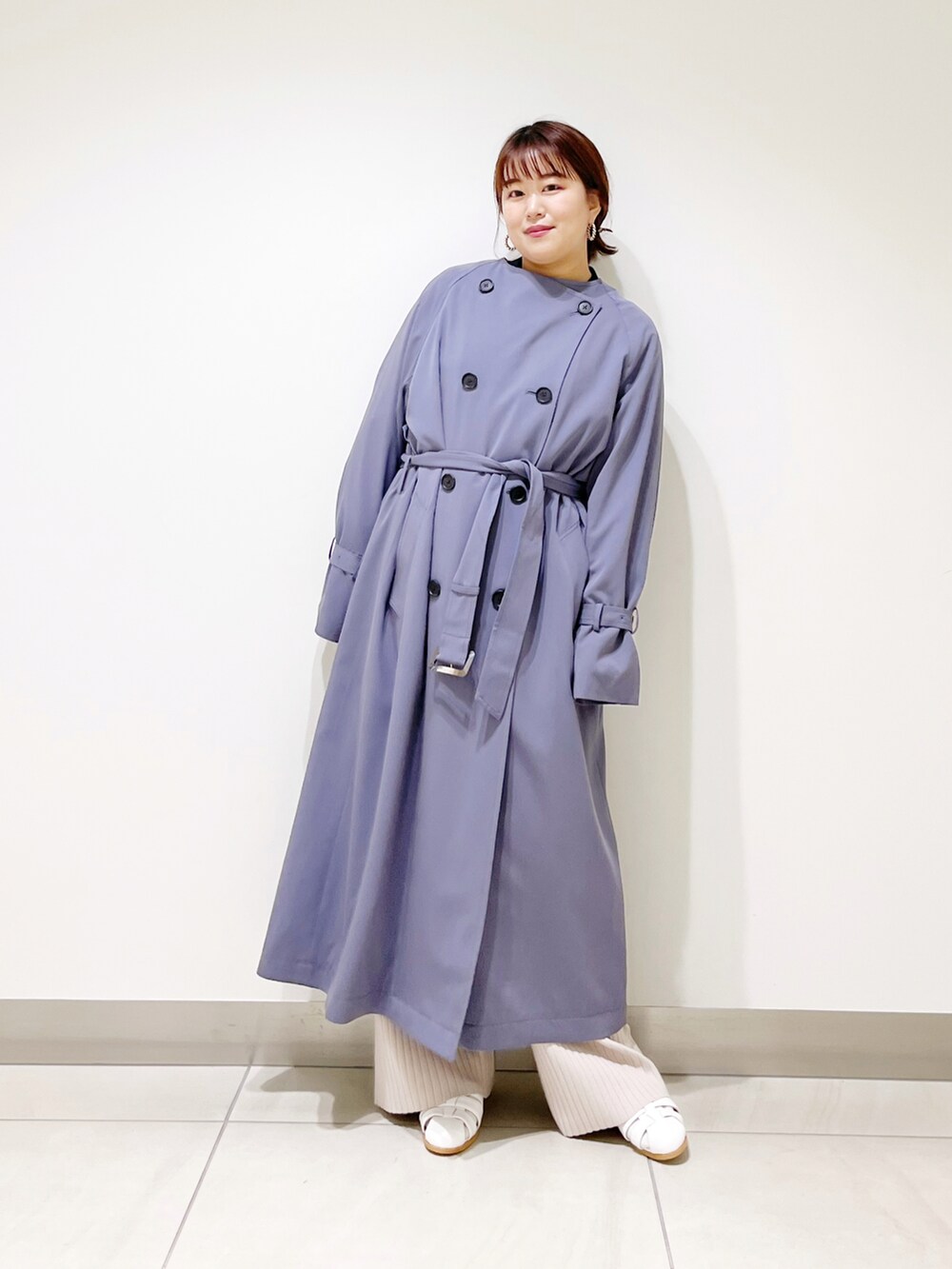 ブルー系のトレンチコート、ホワイト系のサンダル、ベージュ系のその他パンツを着用したレディースの冬コーディネートの5枚目の写真