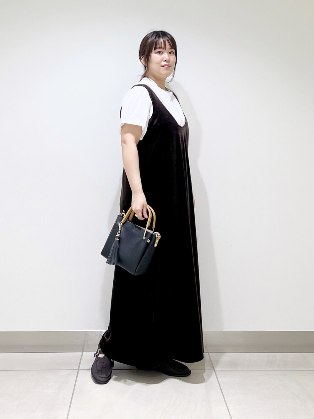 ブラウン系のワンピース/ドレス、ホワイト系のTシャツ/カットソー、ブラック系のトートバッグを着用したレディースの夏コーディネートの3枚目の写真