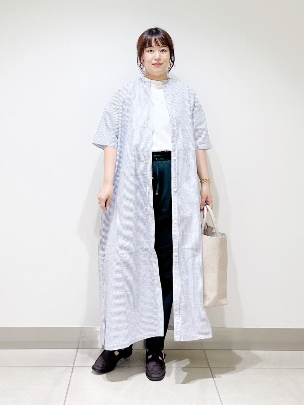 ブルー系のワンピース/ドレス、ホワイト系のトップス、グリーン系のパンツを着用したレディースの夏コーディネートの3枚目の写真