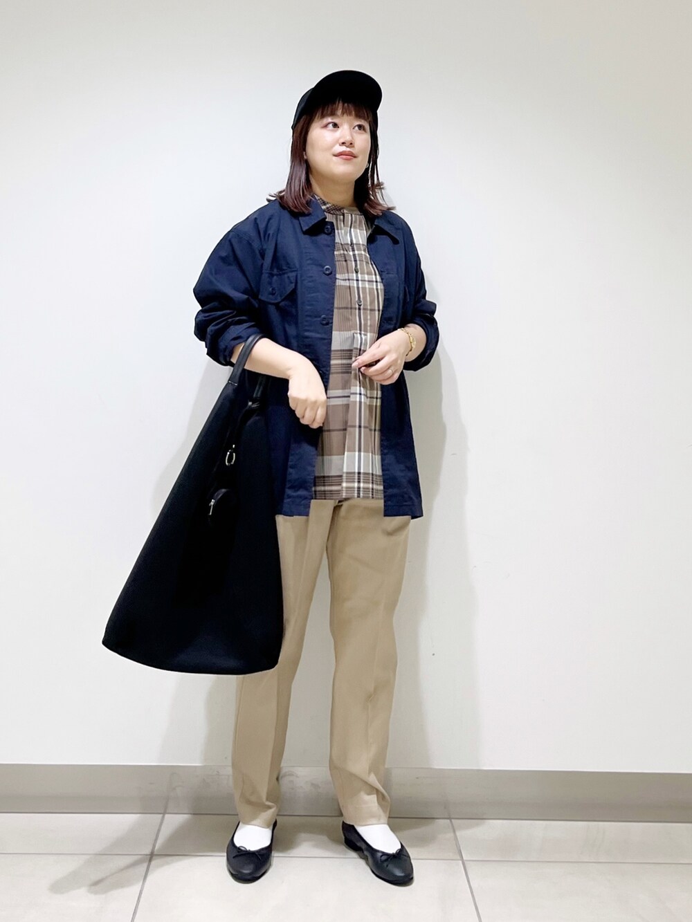 ベージュ系のシャツ/ブラウス、ブルー系のその他アウター、ブラック系のトートバッグを着用したレディースの秋コーディネートの10枚目の写真