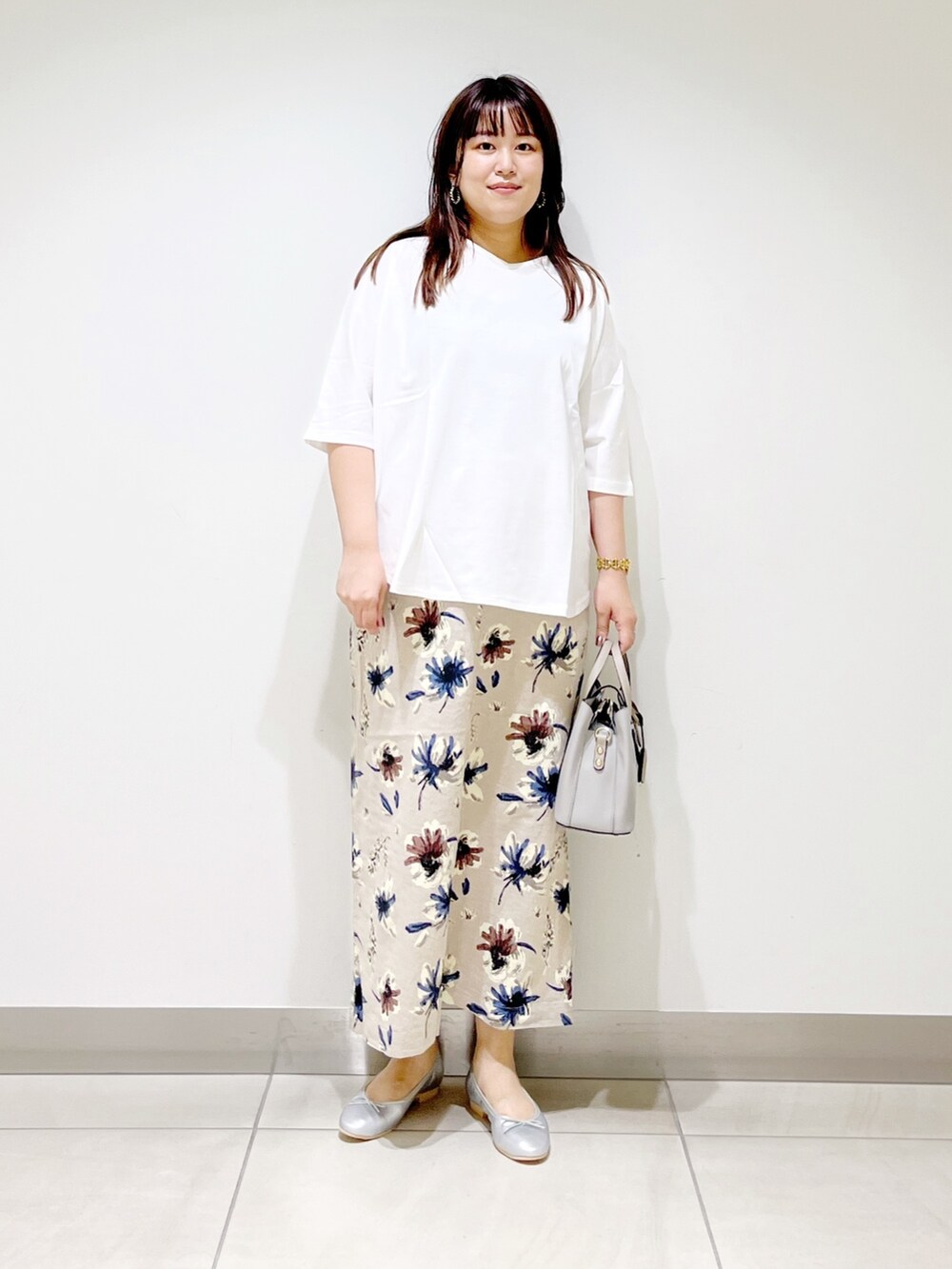 ホワイト系のTシャツ/カットソー、グレー系のトートバッグ、ブルー系のスカートを着用したレディースの夏コーディネートの4枚目の写真