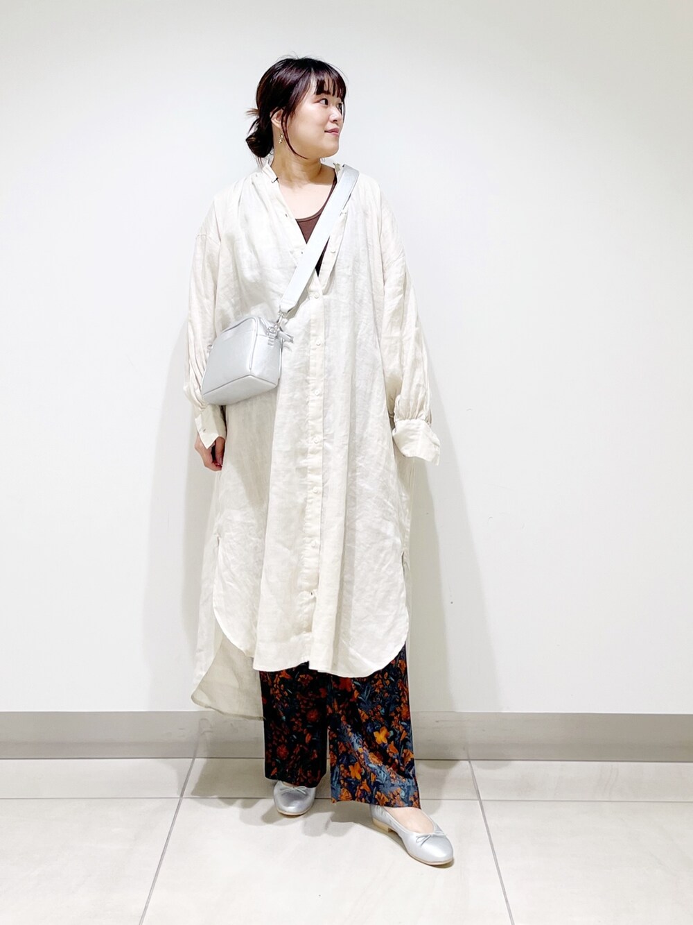 オレンジ系のその他パンツ、シルバー系のバレエシューズ、シルバー系のショルダーバッグを着用したレディースの夏コーディネートの3枚目の写真