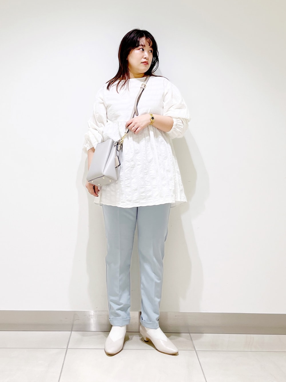 ホワイト系のシャツ/ブラウス、ブルー系のその他パンツ、ベージュ系のパンプスを着用したレディースの春コーディネートの2枚目の写真