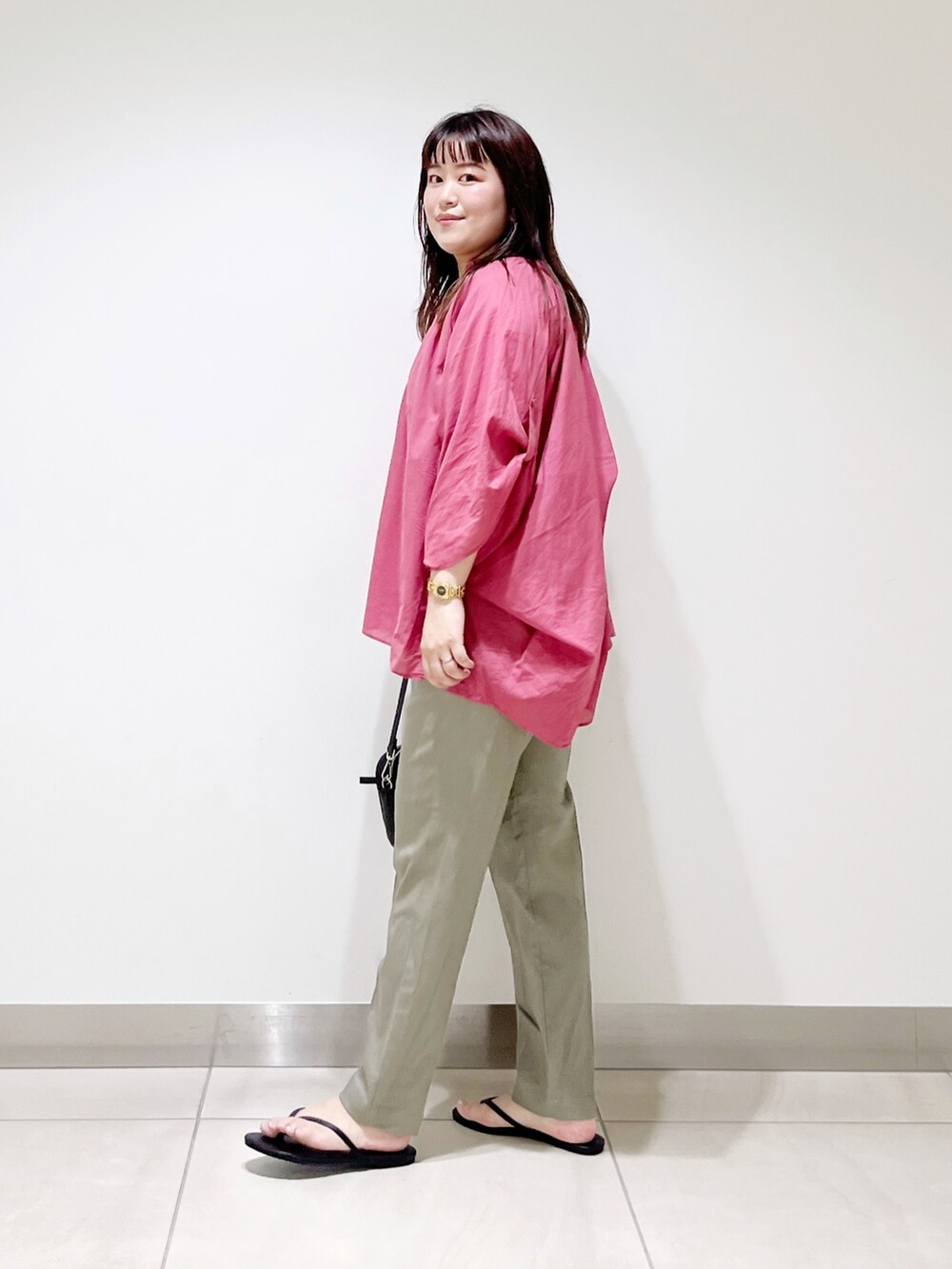 ピンク系のシャツ/ブラウス、グリーン系のその他パンツ、ブラック系のショルダーバッグを着用したレディースの夏コーディネートの4枚目の写真