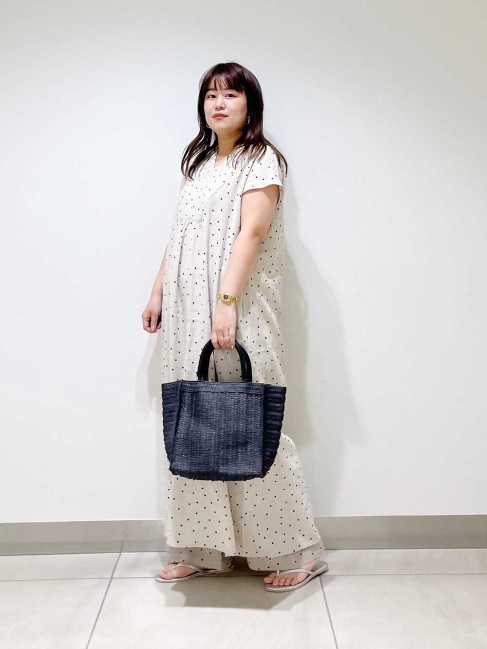 ベージュ系のワンピース、ベージュ系のその他パンツ、ブラック系のトートバッグを着用したレディースの夏コーディネートの6枚目の写真