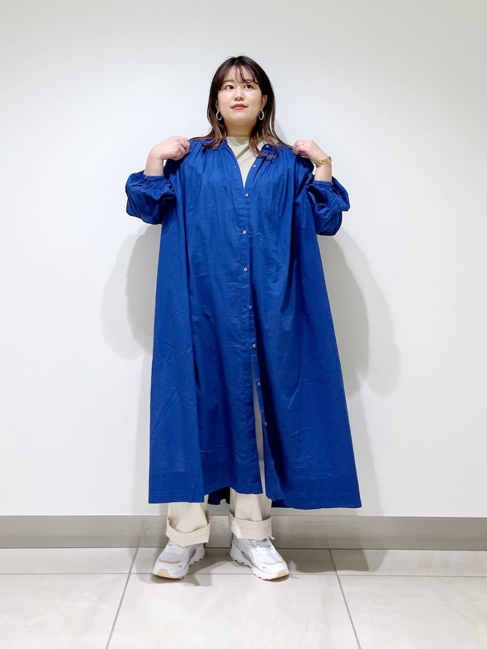 ブルー系のワンピース、ベージュ系のデニムパンツ、ベージュ系のTシャツ/カットソーを着用したレディースの春コーディネートの4枚目の写真