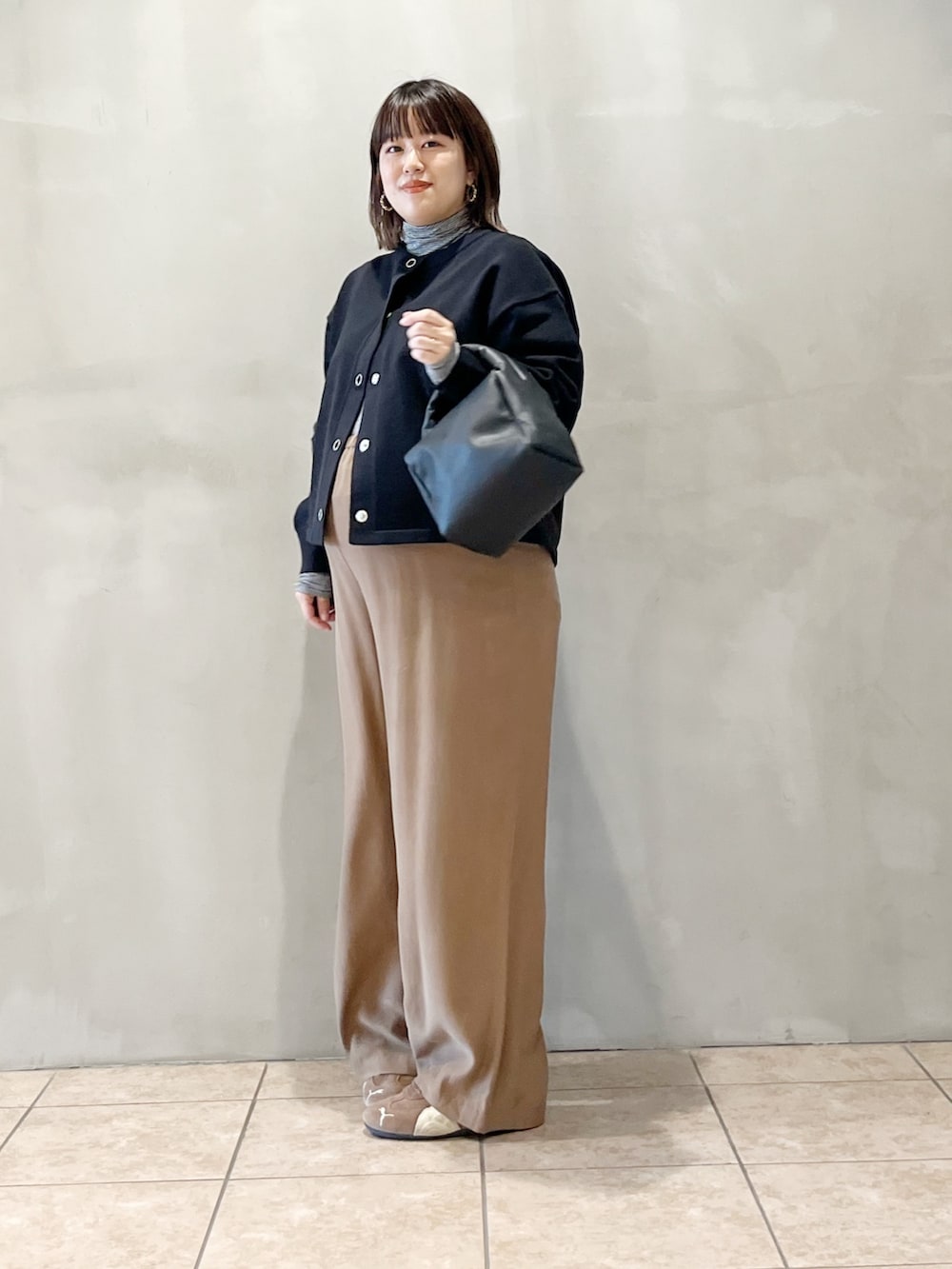 ブラック系のカーディガン/ボレロ、ベージュ系のその他パンツ、ブラック系のバッグを着用したレディースの秋コーディネートの9枚目の写真
