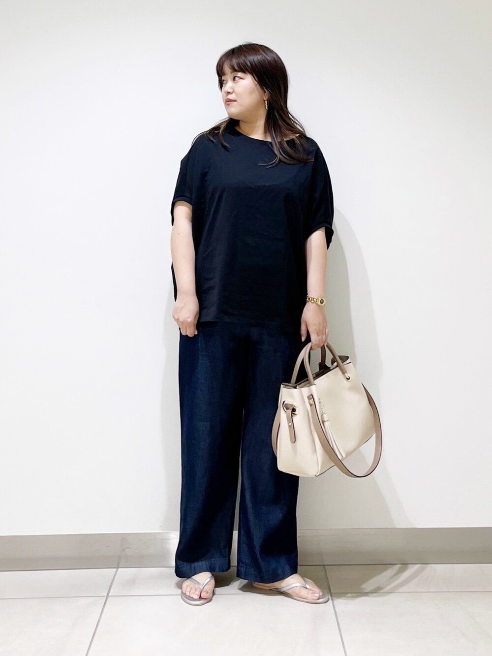 ブラック系のTシャツ/カットソー、ブルー系のその他パンツ、ホワイト系のトートバッグを着用したレディースの夏コーディネートの9枚目の写真