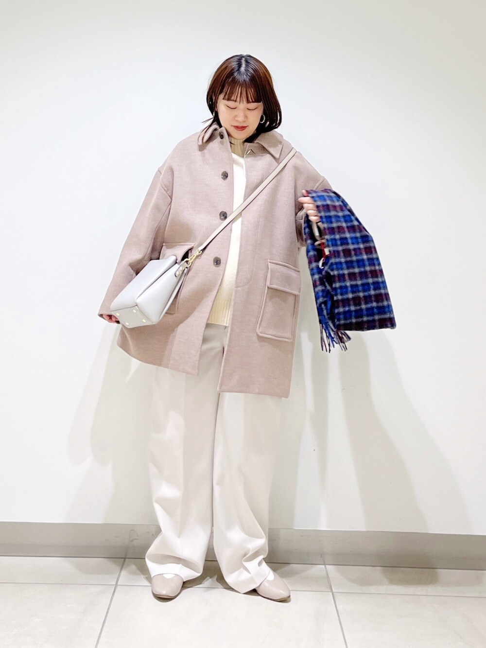 ブラウン系のその他アウター、ホワイト系のニット/セーター、ホワイト系のその他パンツを着用したレディースの冬コーディネートの3枚目の写真