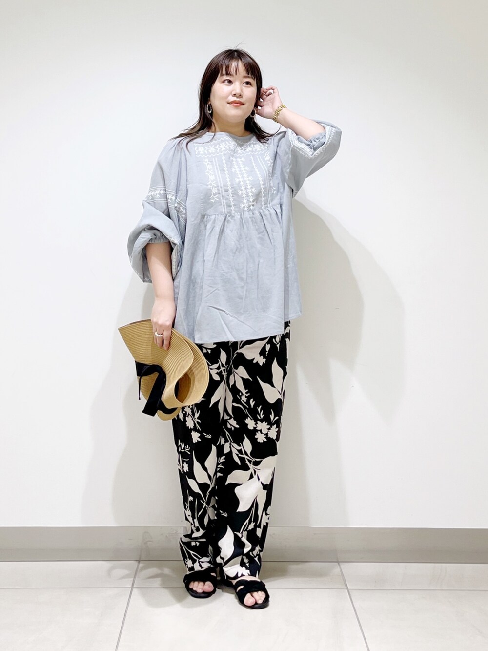 グレー系のシャツ/ブラウス、ブラック系のその他パンツ、ブラック系のサンダルを着用したレディースの春コーディネートの3枚目の写真