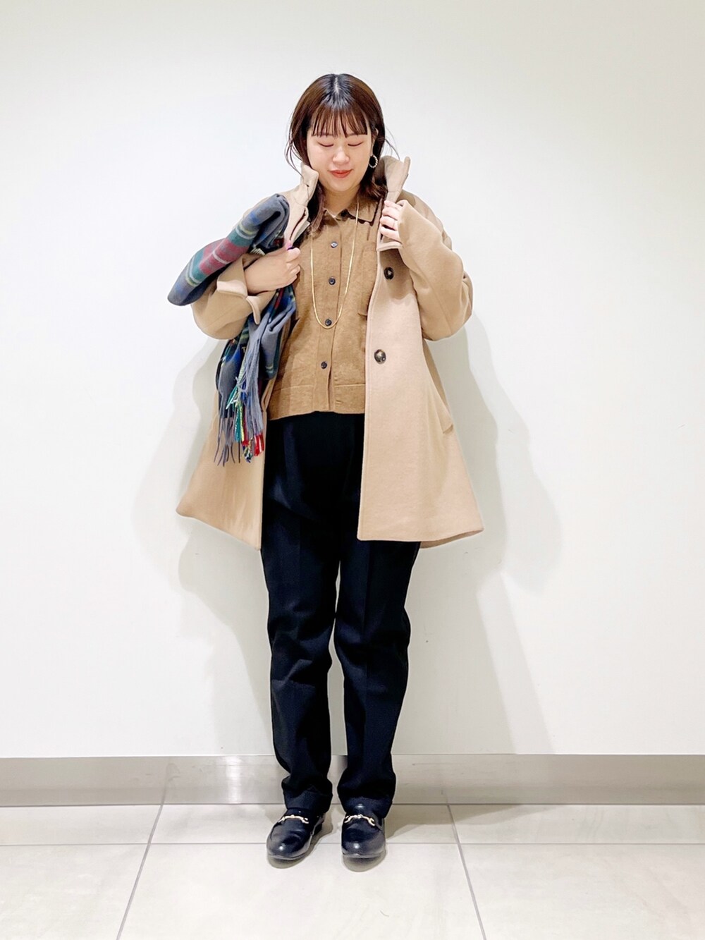 ベージュ系のその他アウター、ベージュ系のニット/セーター、ブラック系のその他パンツを着用したレディースの冬コーディネートの10枚目の写真