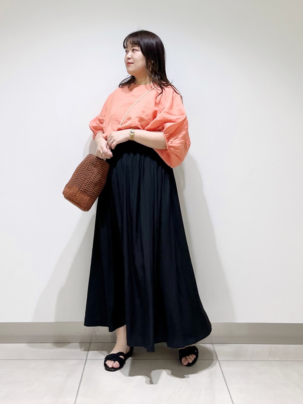 ピンク系のシャツ/ブラウス、ブラック系のスカート、ブラウン系のショルダーバッグを着用したレディースの春コーディネートの4枚目の写真