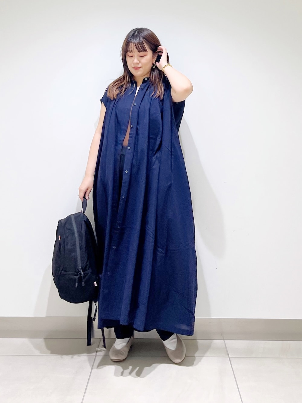 ブラック系のその他パンツ、ブルー系のワンピース、ブラウン系のタンクトップを着用したレディースの夏コーディネートの8枚目の写真