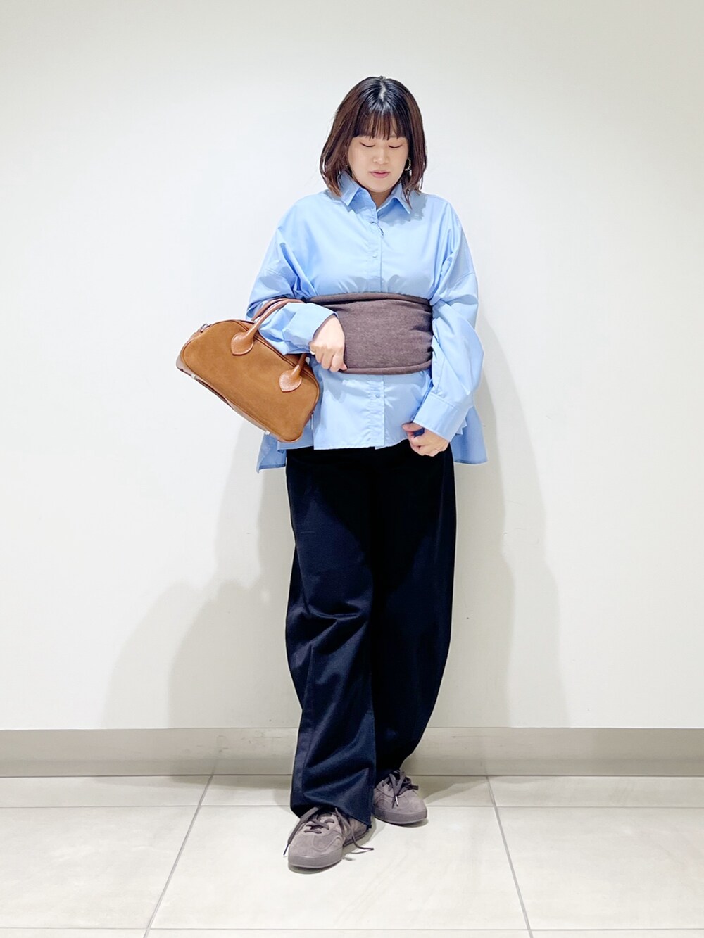 ブルー系のシャツ/ブラウス、ブラウン系のその他トップス、ブラウン系のショルダーバッグを着用したレディースの秋コーディネートの3枚目の写真