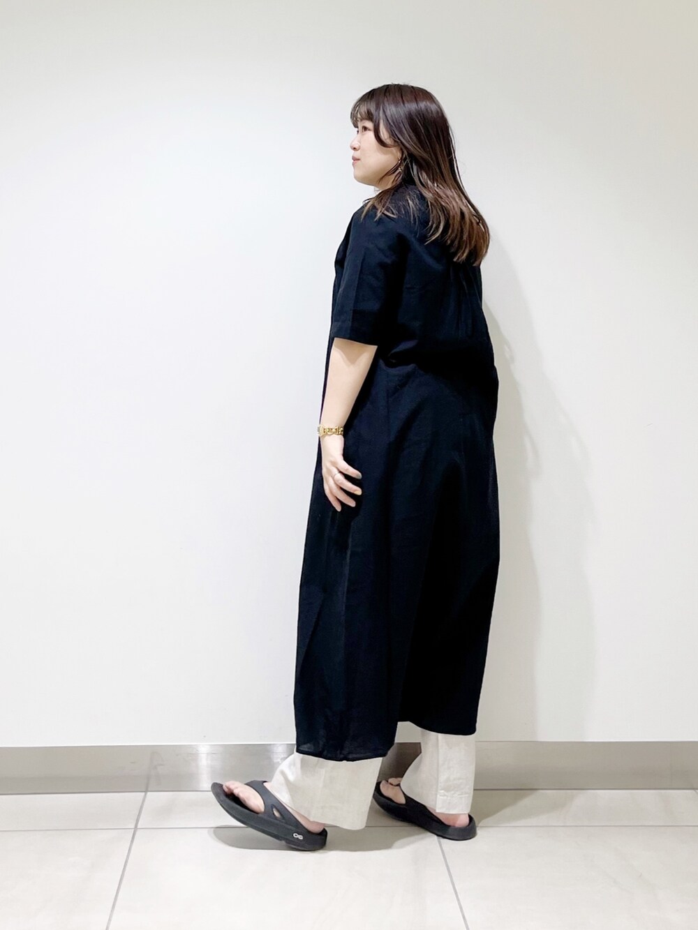 ブラック系のワンピース、ベージュ系のその他パンツ、ブラック系のサンダルを着用したレディースの春コーディネートの3枚目の写真