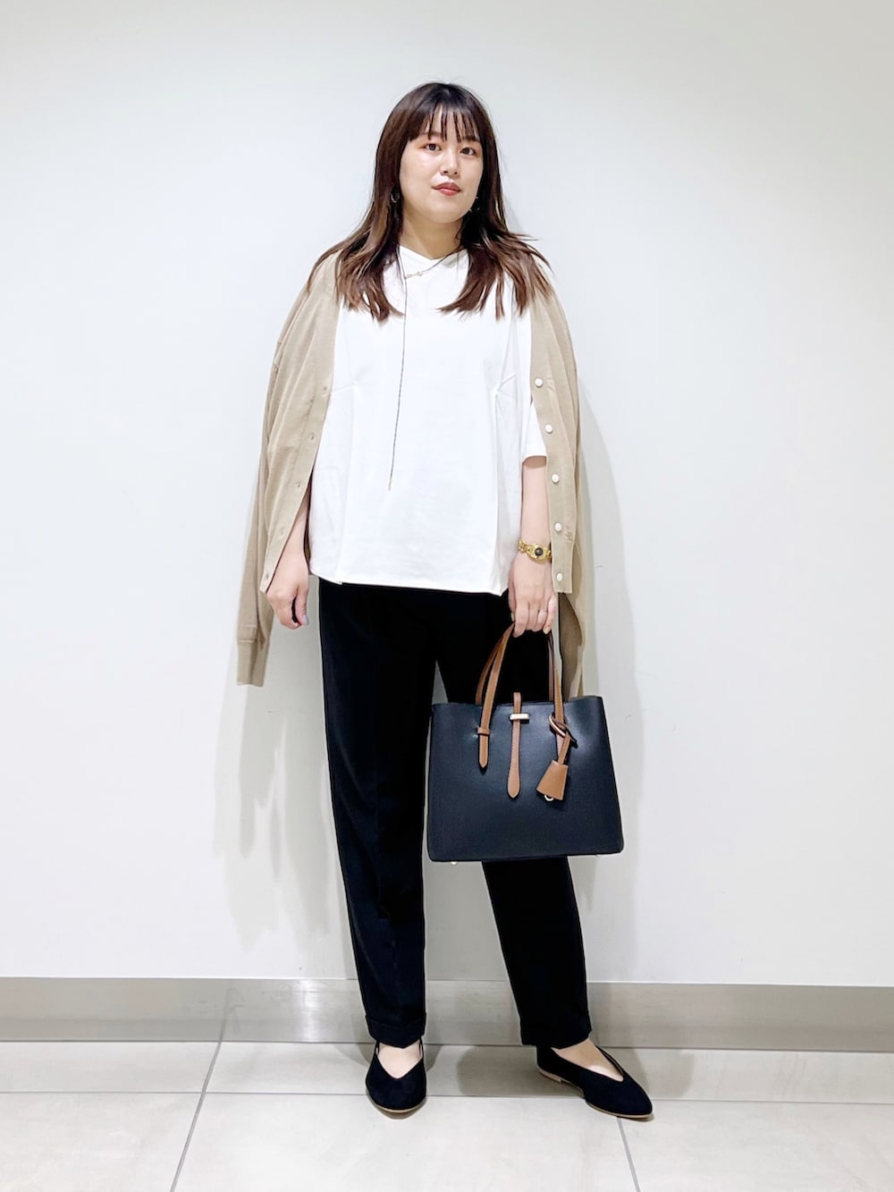 ホワイト系のTシャツ/カットソー、ベージュ系のカーディガン/ボレロ、ブルー系のパンツを着用したレディースの夏コーディネートの4枚目の写真