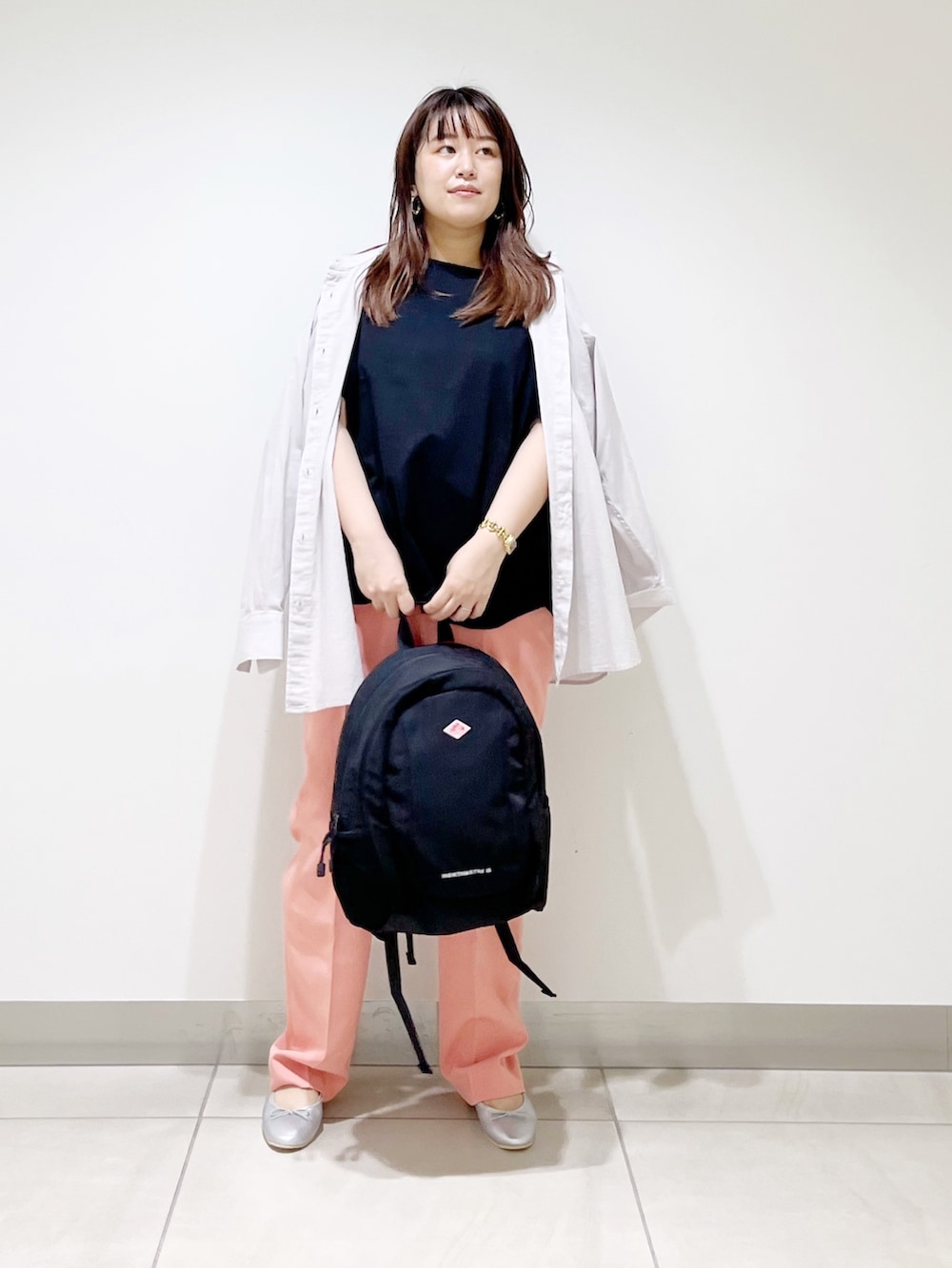 ブラック系のTシャツ/カットソー、ベージュ系のシャツ/ブラウス、ブラック系のバックパック/リュックを着用したレディースの夏コーディネートの3枚目の写真