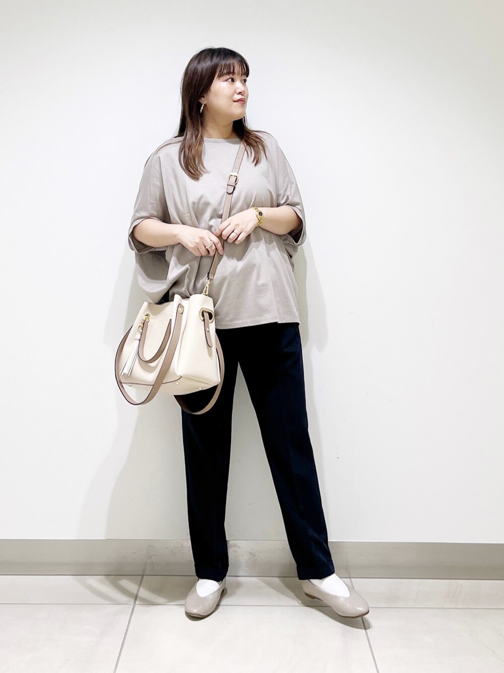 グレー系のTシャツ/カットソー、ブルー系のパンツ、ホワイト系のトートバッグを着用したレディースの夏コーディネートの2枚目の写真