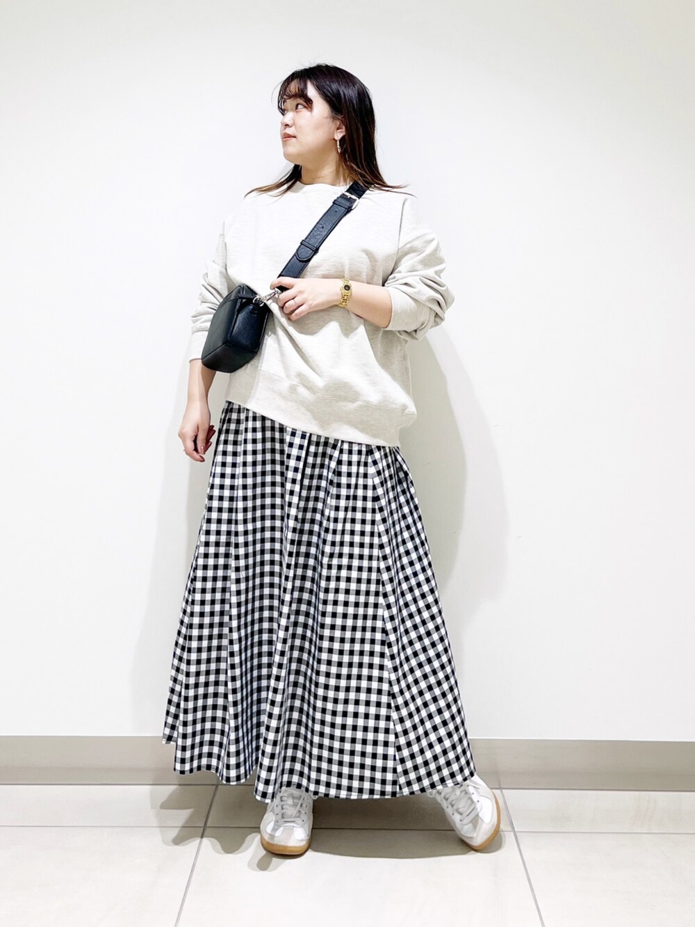 その他のスカート、グレー系のスウェットを着用したレディースの春コーディネートの3枚目の写真