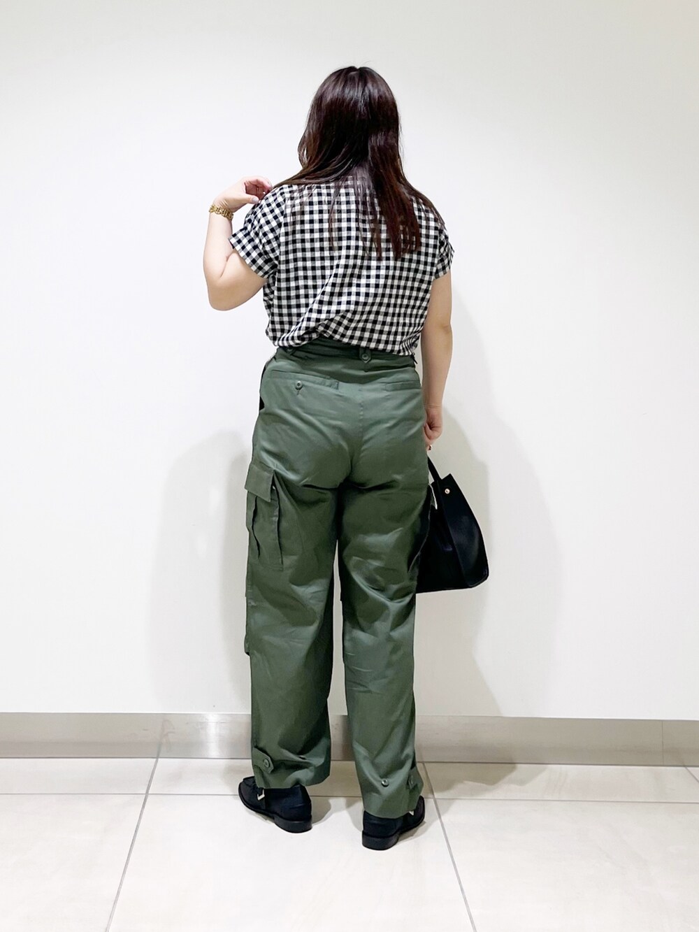 その他のシャツ/ブラウス、グリーン系のパンツ、ブラック系のトートバッグを着用したレディースの夏コーディネートの7枚目の写真