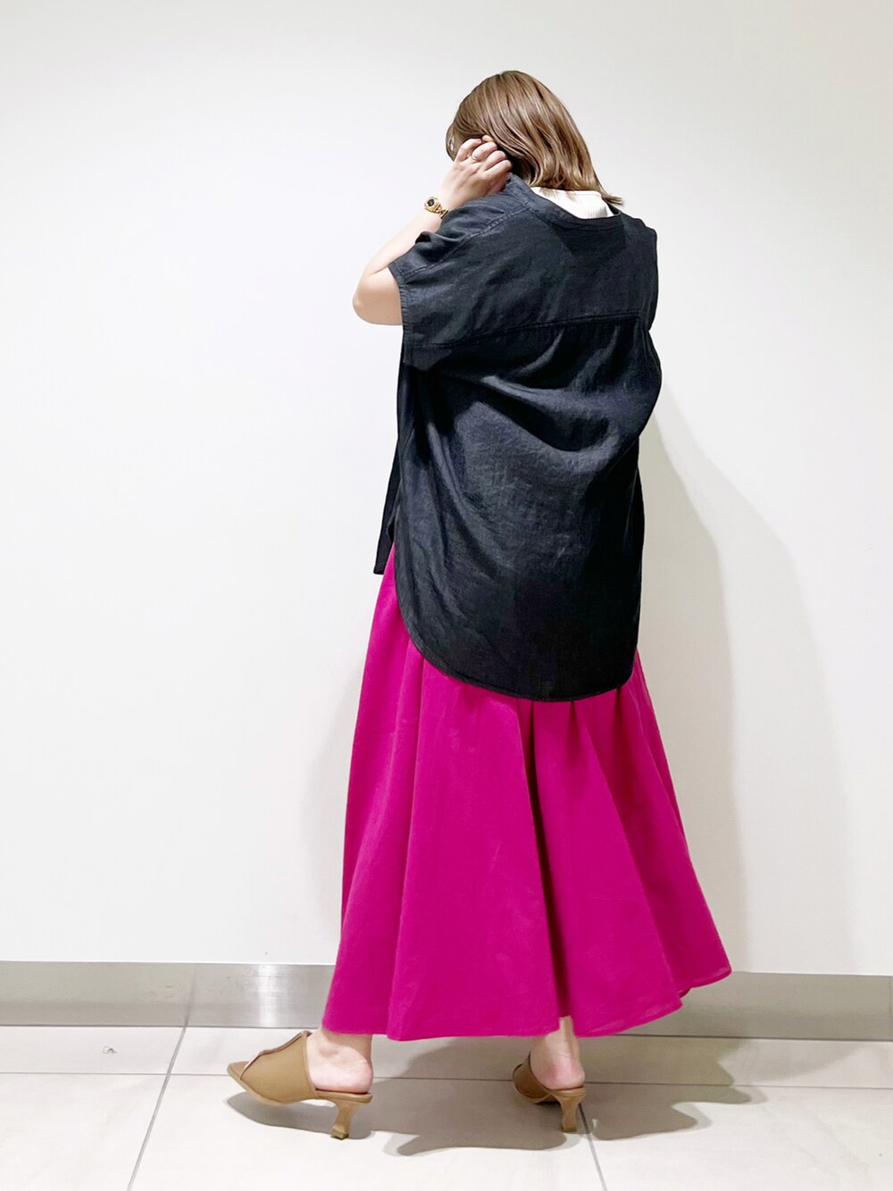 ブラック系のシャツ/ブラウス、ピンク系のスカート、ベージュ系のサンダルを着用したレディースの夏コーディネートの3枚目の写真