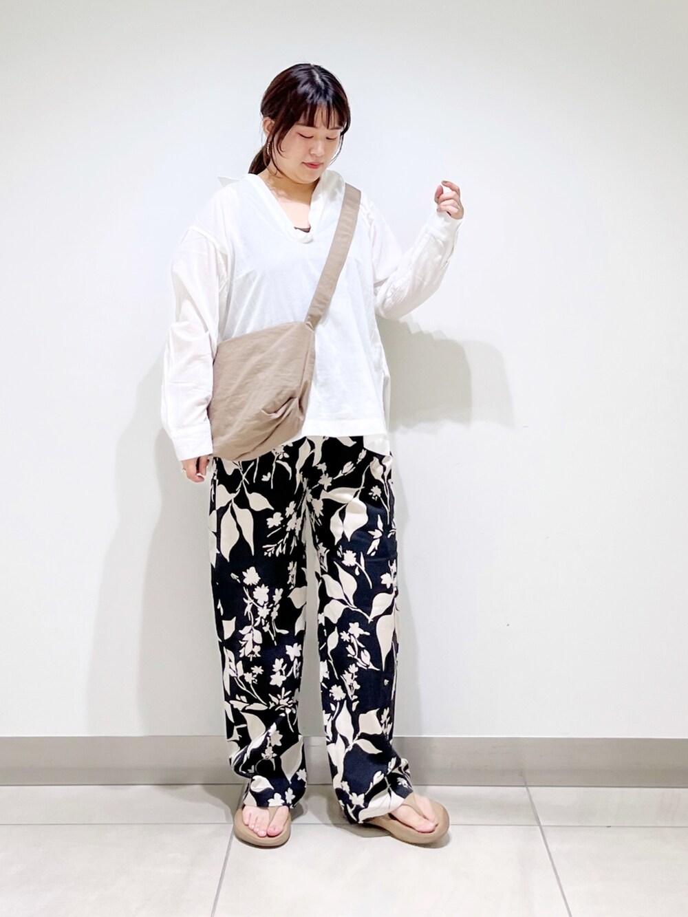 ホワイト系のシャツ/ブラウス、ブラウン系のタンクトップ、ブラック系のその他パンツを着用したレディースの夏コーディネートの9枚目の写真
