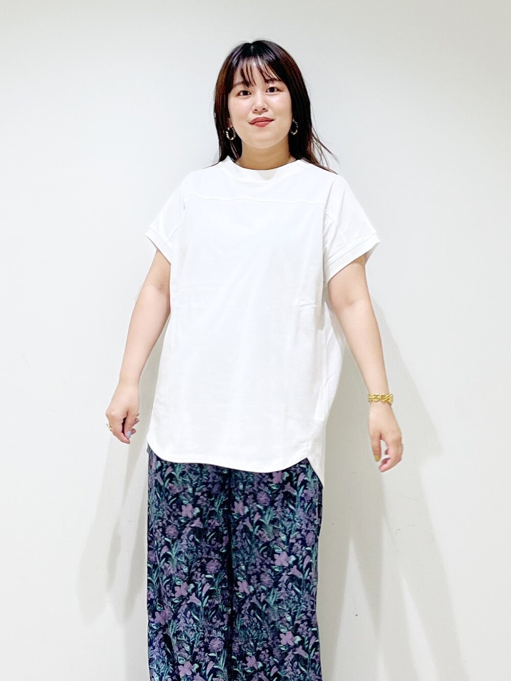 ホワイト系のトップス、ブルー系のその他パンツ、グレー系のスニーカーを着用したレディースの夏コーディネートの4枚目の写真