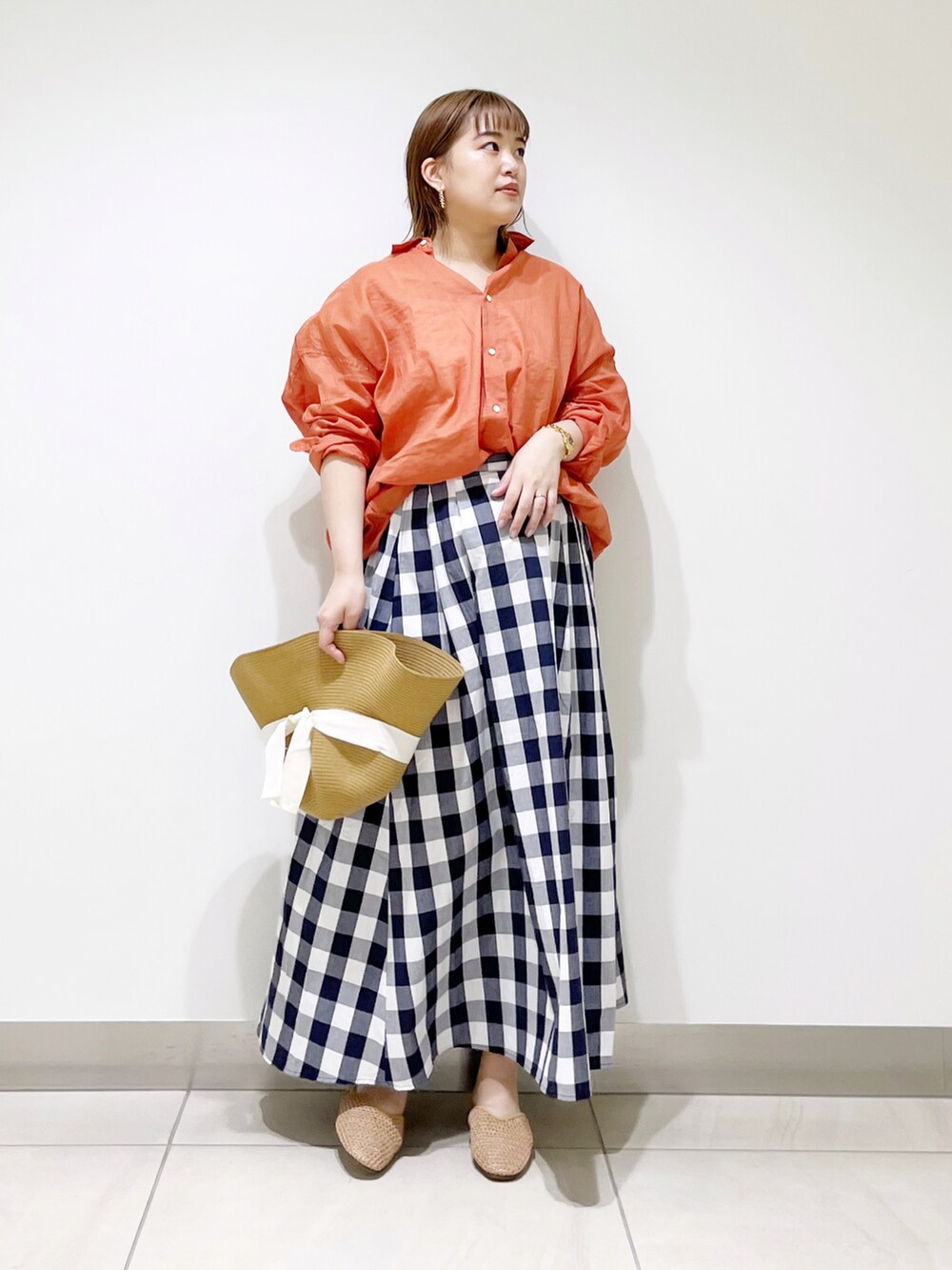 オレンジ系のトップス、その他のスカート、イエロー系のサンダルを着用したレディースの春コーディネートの5枚目の写真